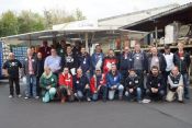 Gruppe von 25 Personen vor einem Ausschank-Wagen