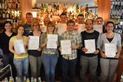 Gruppenbild der 12 Teilnehmer und ihren Zertifikaten